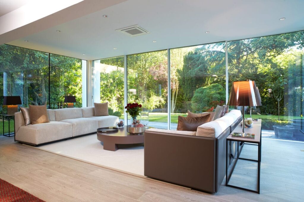 Véranda Pauwels dans le style lounge avec belles surfaces vitrées et salon moderne