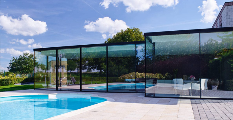 Véranda Pauwels moderne donnant sur un jardin avec piscine