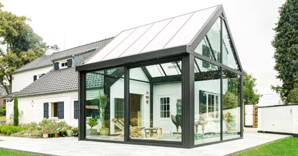 veranda moderne en verre avec toiture vitrée double pans de Veranda Pauwels