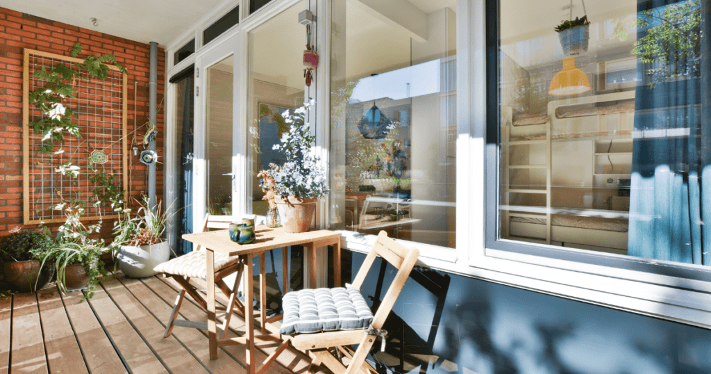 petite véranda avec une maison mitoyenne et une terrasse
