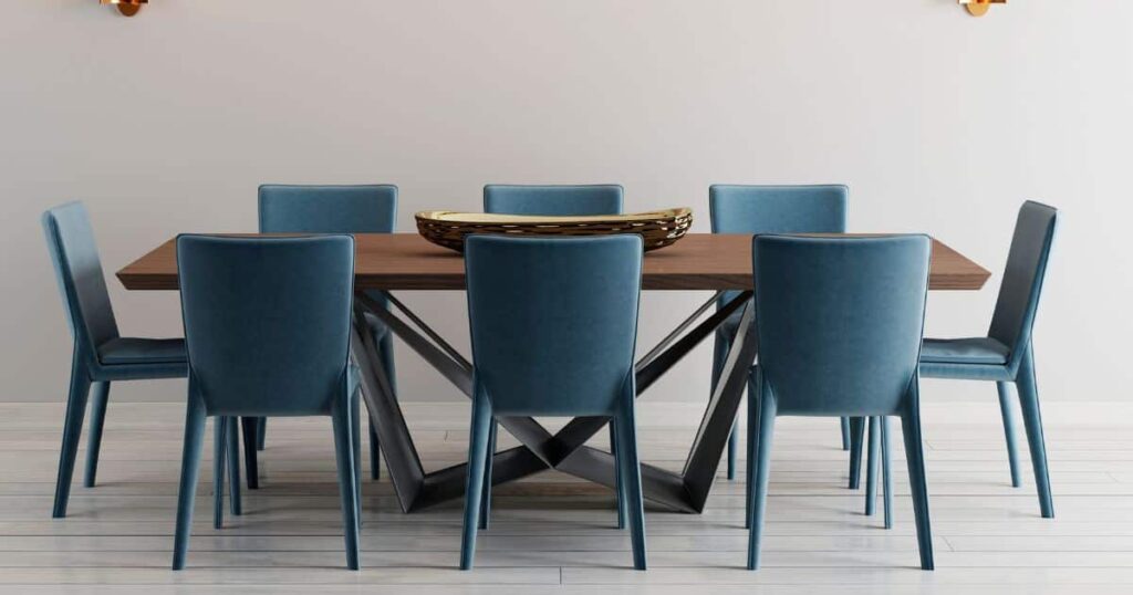 Table marron entourée de huit chaises de couleur bleu en intérieur